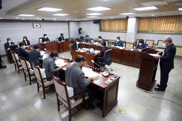 ▲ 수원시의회 기획경제위원회 소관부서 2020년도 행정사무감사 시정 및 처리요구사항 추진계획 청취 모습.