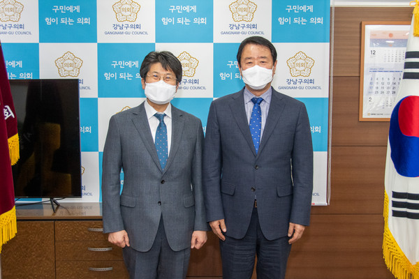 ▲ 한용대 의장이 강남구의회를 방문한 박경정 수서경찰서 서장과 기념촬영을 하고 있다(우측 한용대 의장, 좌측 박경정 서장).