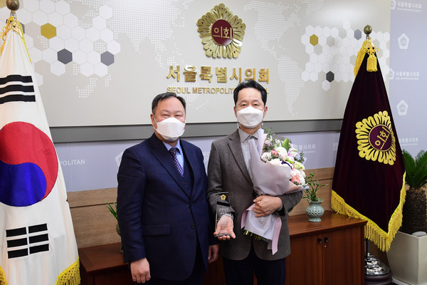 ▲ 2020년도 의원 역량강화교육이수 우수의원 시상 받는 임종국 의원.