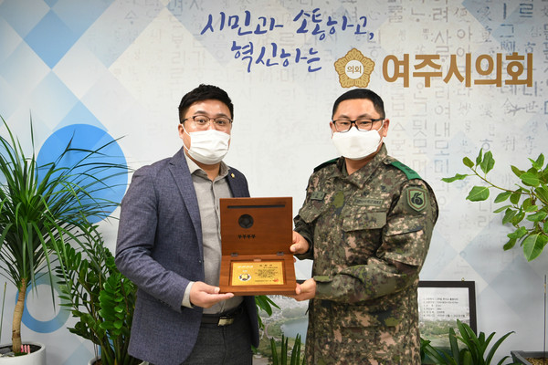 ▲ 육군참모총장 감사패 수여 모습.