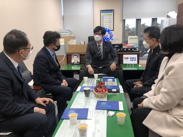 ▲ 경상북도 의회 방문한 경기도의회 더민주당 수석대표단.
