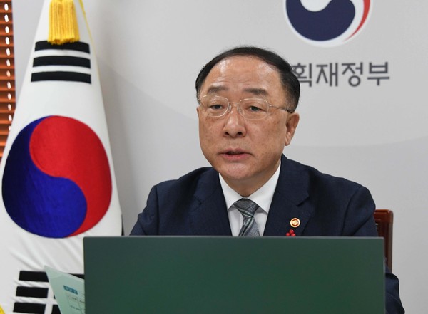 ▲ IMF 한국 미션단장과 화상면담 진행하는 홍남기 부총리.