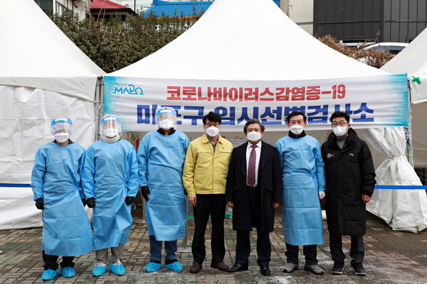 ▲ 서강대역 임시선별진료소 격려방문한 조영덕 의장.