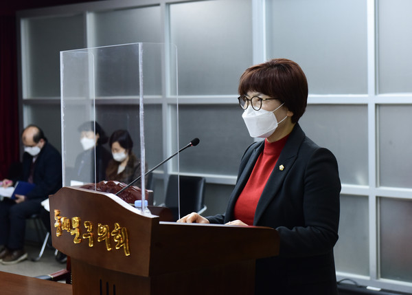 ▲ 제303회 임시회 복지건설위원회 발언하는 민경옥 의원.