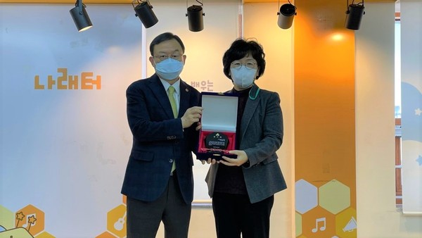 ▲ 사당청소년문화의집으로부터 감사패 받는 박기열의원.