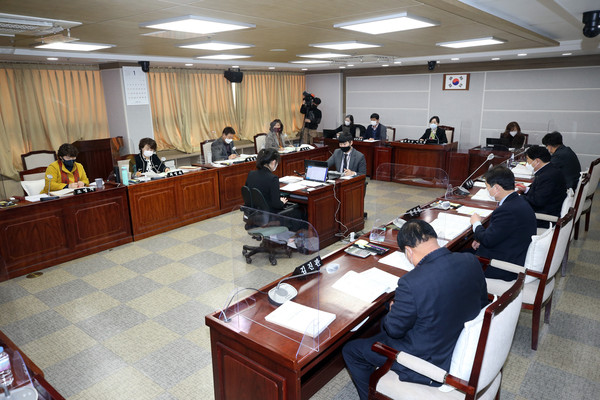 ▲ 수원시의회 복지안전위원회 조례안 등 안건심사.