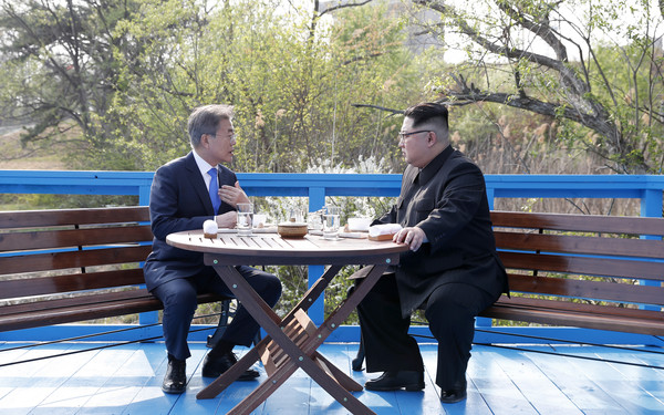 ▲ 지난 2018년 4월 열린 남북 정상회담에서 담소 나누는 문재인 대통령과 김정은 국무위원장. /뉴시스