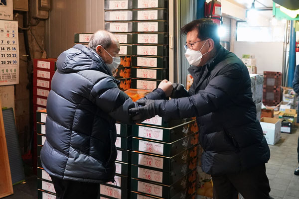 ▲ 유덕열 동대문구청장, 설 맞이 전통시장 점검.