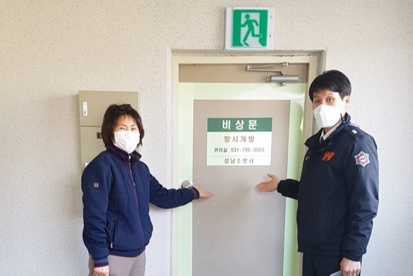 ▲ 공동주택 피난안내 표시 시범설치 모습.