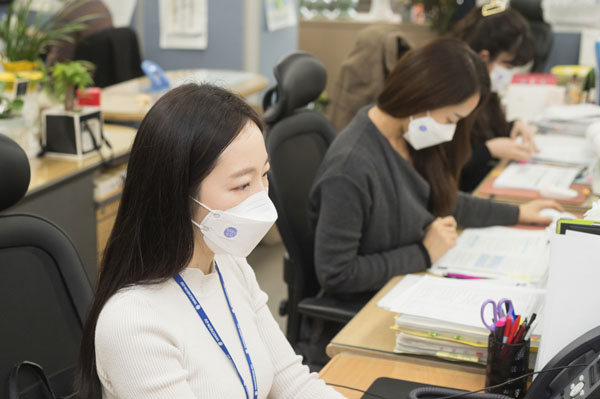 ▲ 청렴마스크 패치 부착하고 근무하는 직원.