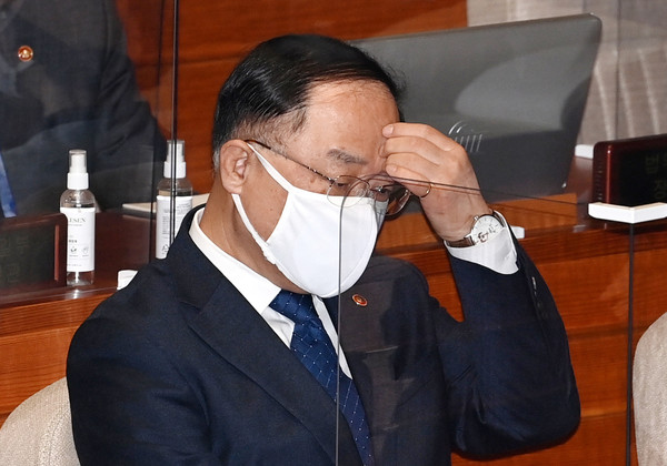 ▲ 국회 본회의 참석한 홍남기 경제부총리. /뉴시스