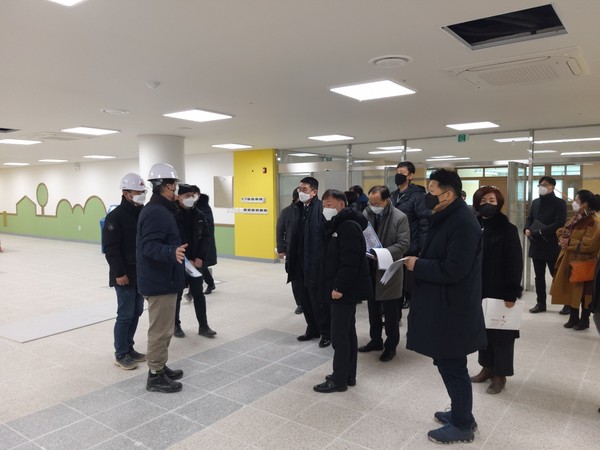 ▲ 용인다움학교 설립 마무리공사현장 점검하는 남종섭 의원.