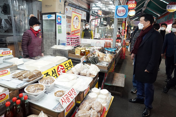 ▲ 지난 5일 전통시장을 방문해 상인을 응원하고 있는 이승로 성북구청장.
