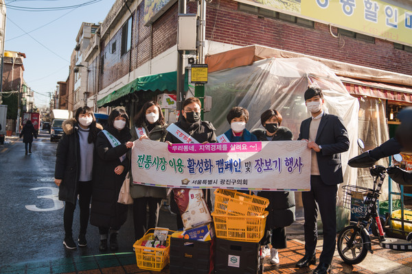 ▲ 설맞이 장보기 나선 박삼례 의장.