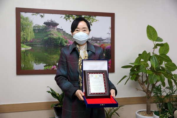 ▲ 2020 대한민국 지방의회의원 의정대상 수상한 이미경 위원장.