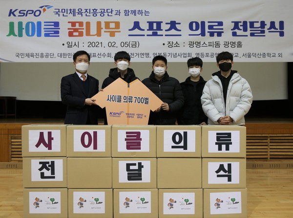 ▲ 김광식 경륜경정관리본부장(왼쪽)이 영등포 공업고등학교와 덕산중학교 사이클 꿈나무들에게 스포츠 의류를 전달하고 있다.
