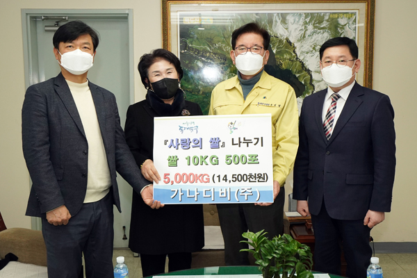 ▲ 가나디비(주)가 쌀을 기탁하고 유덕열 동대문구청장(오른쪽 두 번째)과 기념 촬영을 하고 있다.