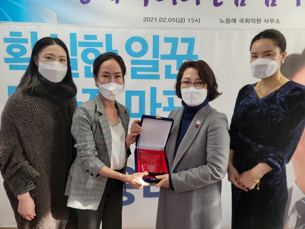 ▲ 신수중학교 학부모회로부터 감사패 받은 마포구의회 권영숙 의원.