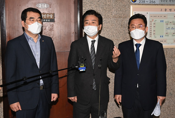 ▲ 미디어·언론 상생 TF 회의 결과 설명하는 노웅래 단장. /뉴시스