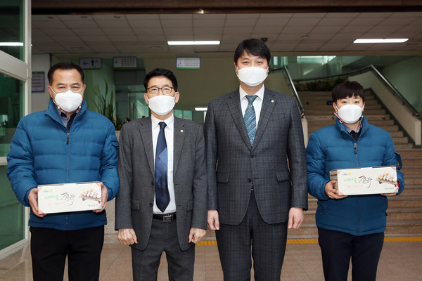 ▲ 수원시의회, 설맞이 현업 근무자 등 격려 모습.