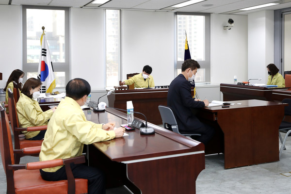 ▲ 의회운영위원회에서 제227회 임시회 일정을 논의하고 있다.