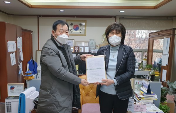 ▲ 상산곡동 기업이전부지 축소 서명부 전달받은 하남시의회 방미숙 의장.