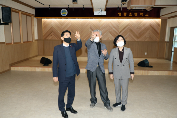 ▲ 영통초등학교 시청각실 방문한 김기정 부의장.