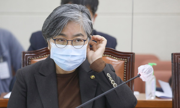 ▲ 국회 보건복지위원회 전체회의 참석한 정은경 청장. /뉴시스