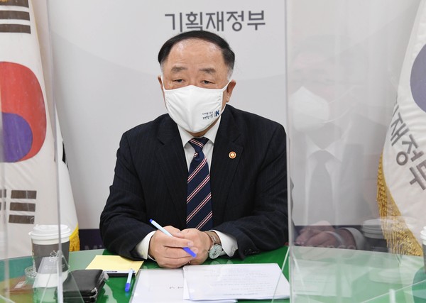 ▲ 관계장관회의 주재하는 홍남기 경제부총리. /뉴시스