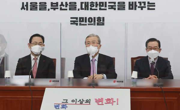 ▲ 비상대책위원회의 발언하는 김종인 비대위원장. /뉴시스