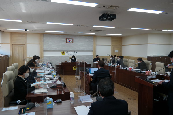 ▲ 경기도의회 경제노동위 소관 공공기관 2021년 업무보고 실시 모습.