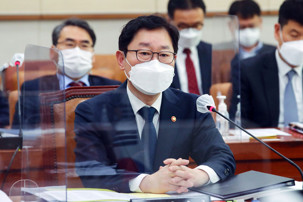 ▲ 질의 답변하는 박범계 장관. /뉴시스