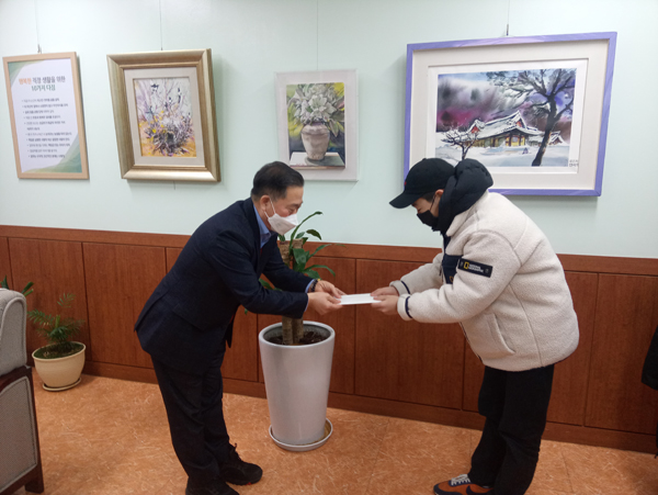 ▲ 성금 전달식 모습.
