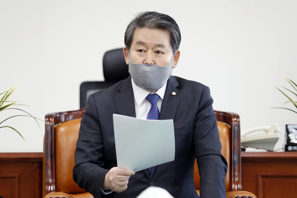 ▲ 현안 관련 기자간담회 가지는 김경협 정보위원장. /뉴시스