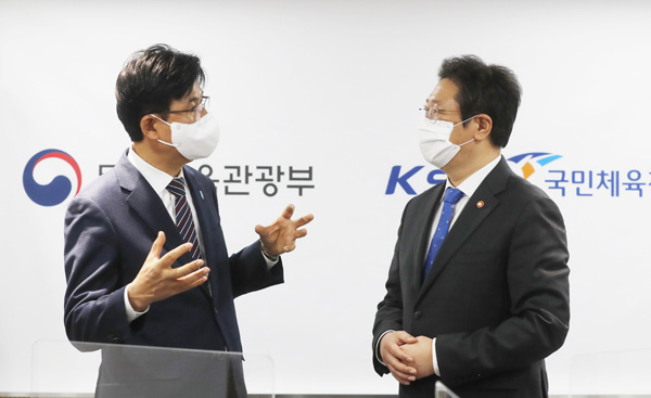 ▲ 황 희 장관(오른쪽)에게 한예종 유치 건의하는 박성수 구청장(왼쪽).