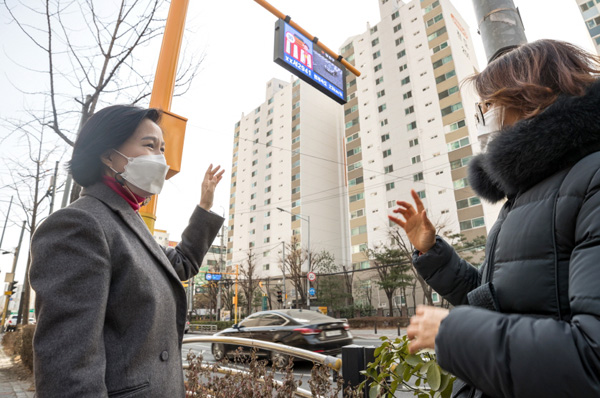 ▲ 스마트 횡단보도에 대한 현장 점검하는 김수영 구청장(왼쪽).