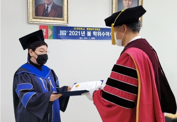 ▲ 박미화 의원 단국대학교 행정법무대학원 공로패 수상 모습.