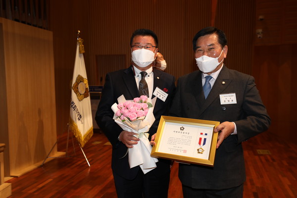 정종연 동구의회의장 지방의정봉사상 수상