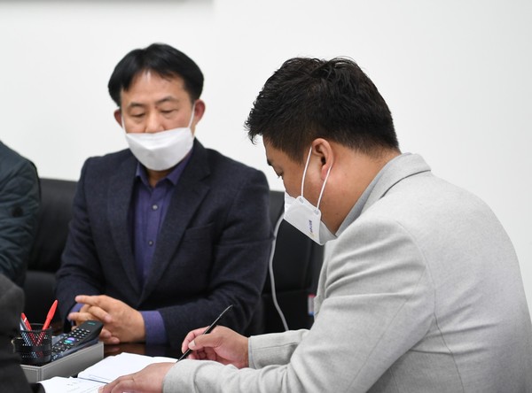 ▲ 능서 발전 건의서 전달 모습.