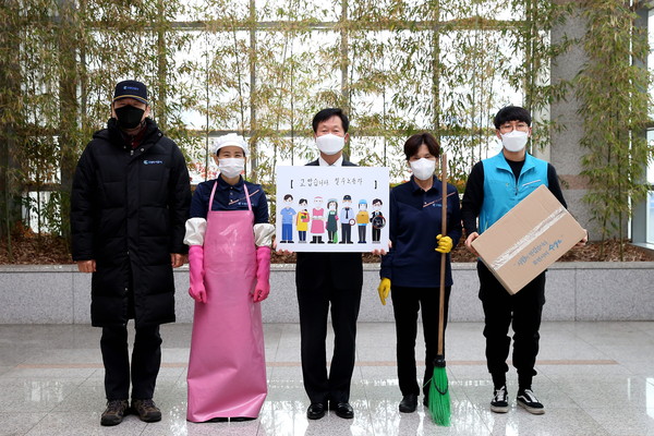 ▲ 이상후 수원도시공사 사장(왼쪽 세 번째)이 필수노동자 캠페인에 동참한 가운데 25일 오전 더함파크에서 공사 내 필수노동자들을 격려하고 있다.