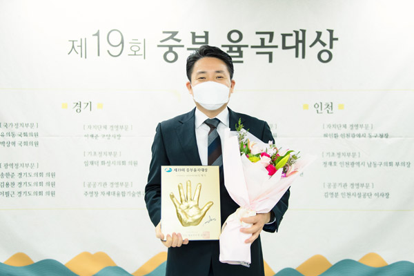 ▲ 수상 기념사진 촬영하는 임채덕 의원.