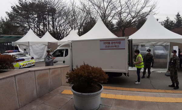 군포시민들이 접종받을 코로나19 백신이 경찰과 군병력의 호위를 받으며 군포시보건소로 이송되고 있다