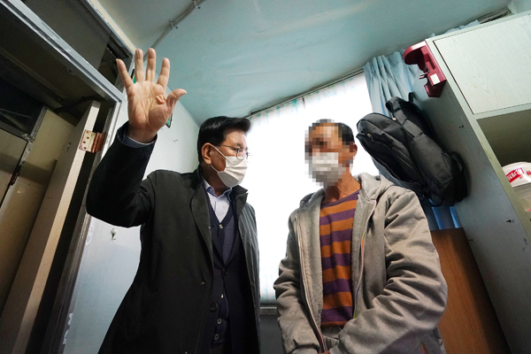 ▲유덕열 동대문구청장(왼쪽)이 25일 거리 노숙인이 머물고 있는 고시원을 방문해 자활, 자립에 대한 용기를 북돋아 주고 있다.