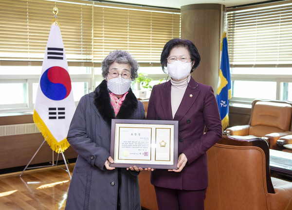 ▲ 안산시의회 박은경 의장이 광복회 안산시지회 회원이자 독립유공자 후손인 안인자(사진 왼쪽) 님에게 지역에서 애국정신을 고양한 공로로 표창장을 수여했다.