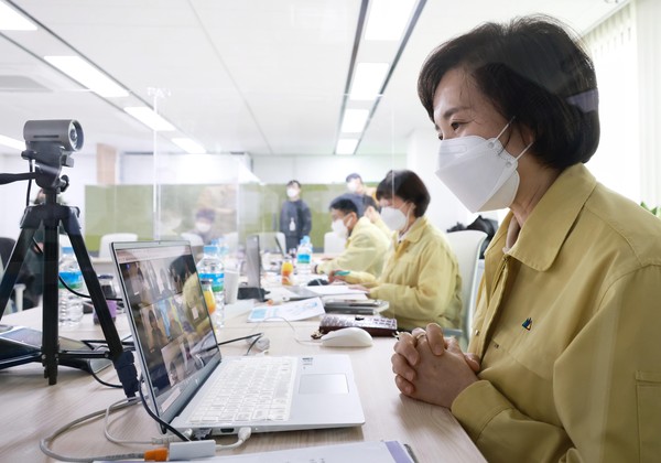 ▲ 원격수업운영 준비상황 점검하는 유은혜 부총리. /뉴시스