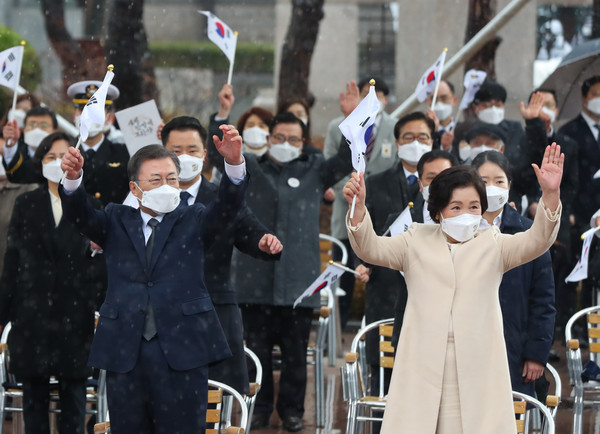 ▲ 제102주년 3·1절 기념식에서 만세삼창하는 문재인 대통령 내외. /뉴시스