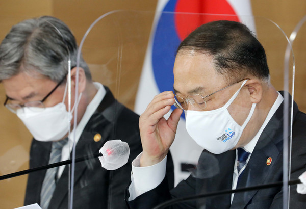 ▲ 2021년도 추가경정예산안 브리핑하는 홍남기 부총리. /뉴시스