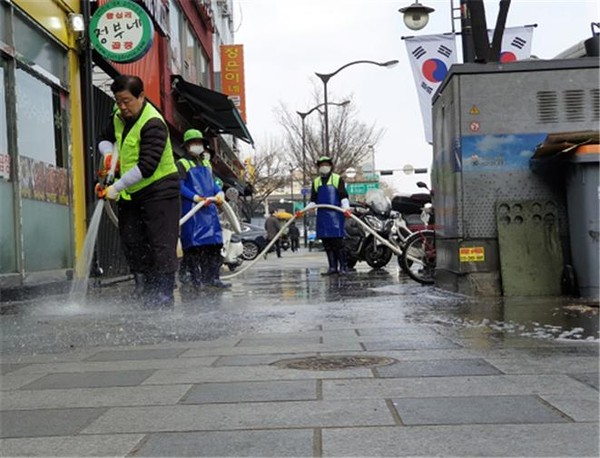 ▲ 보도 물 청소 실시 모습.