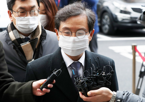 ▲ 취재진 질문에 답하는 윤갑근 전 대구고검장. /뉴시스