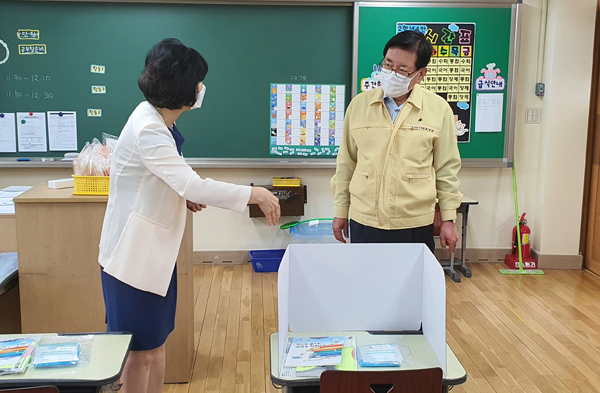 ▲ 유덕열 구청장이 신답초등학교를 방문해 방역 현장을 점검하고 있다.